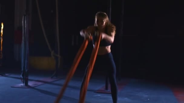 Sportswoman does heavy battling ropes workout exercises. Battle rope waves. — Stock Video