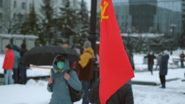 Komunistický pochod po ulicích města. Socialista s červenými revolučními vlajkami kráčí. — Stock video