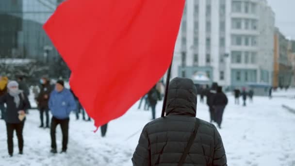 Komunistický pochod po ulicích města. Socialista s červenými revolučními vlajkami kráčí. — Stock video