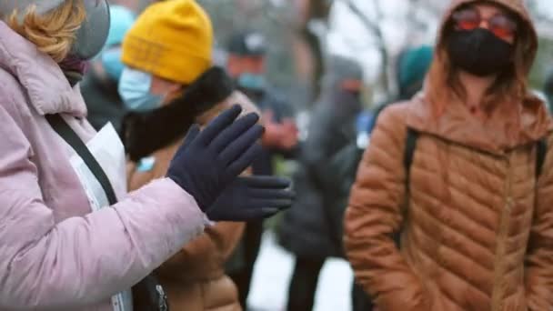 La gente en las calles abarrotadas aplaude agradecer a los médicos del mundo. Héroes pandémicos. — Vídeos de Stock