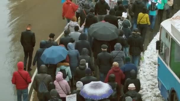 Marching picketing line of angry russian striking people. Civilian city unrest. — Stock Video