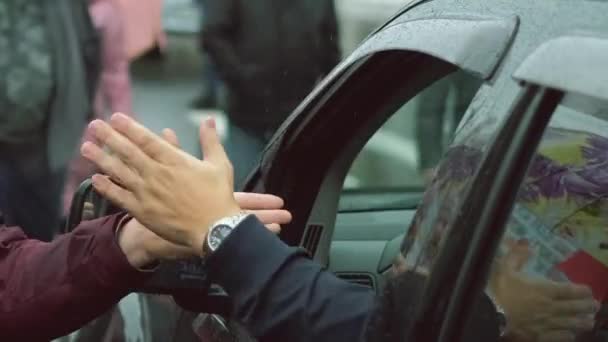 Знаменитая знаменитость приветствует болельщиков на улицах с "дай пять" и веселым рукопожатием — стоковое видео
