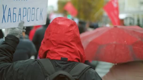 Rebel v červené kapuci s chabarovskou vlajkou. Ruské město svoboda spravedlnost stávka. — Stock video