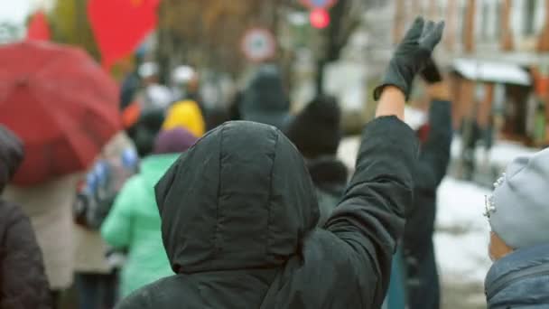 Manifestante socialista camina con la mano agitada en el aire. Festival de huelga alegre. — Vídeos de Stock