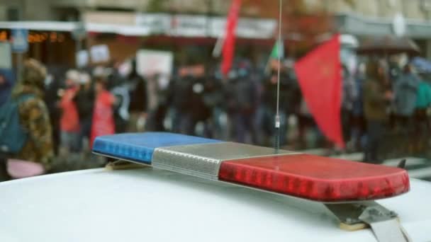 Flashers stroboscopiques de police. Barre rouge bleue sur le véhicule de l'officier. Les gens marchent. — Video