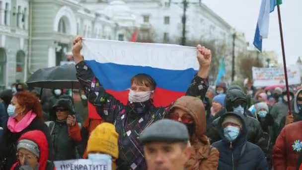 抗議者の群衆の間でロシアの旗。平和的な反対行進。自由活動家 — ストック動画