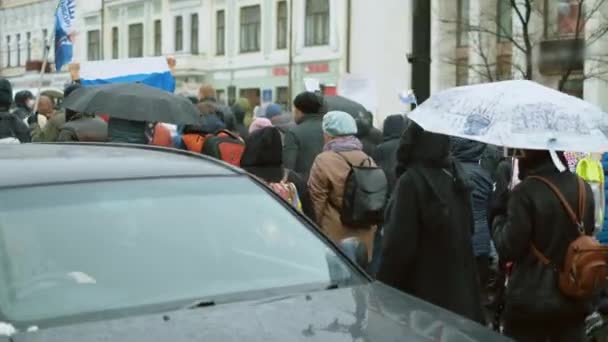 Straight picketing line of protesting people with flags and umbrellas in Russia. — Stock Video
