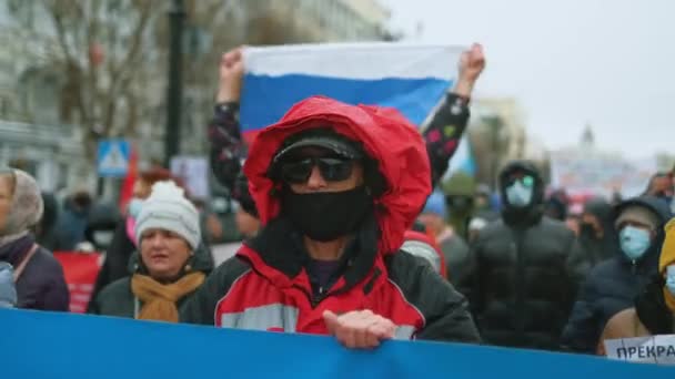 Bandera rusa entre la multitud de manifestantes. Marcha pacífica de la oposición. Activistas por la libertad — Vídeos de Stock