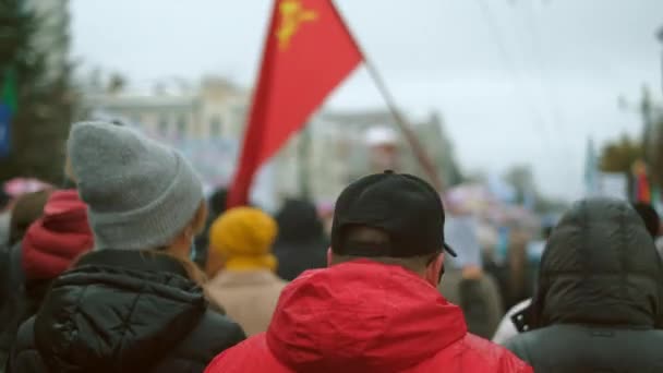 Trabajadores del comunismo caminando por las calles revolucionarias. Banderas socialistas rojas en las manos — Vídeo de stock