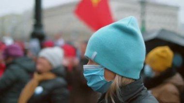 Maskeli kadın protestocu. Küresel koronavirüs salgınında grev.