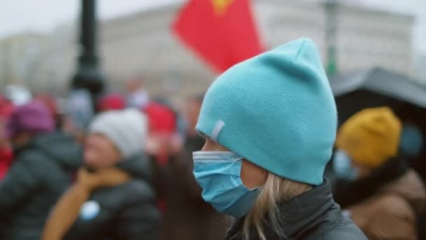 Demonstrantin in Maske. Streik während der weltweiten Coronavirus-Pandemie. — Stockvideo