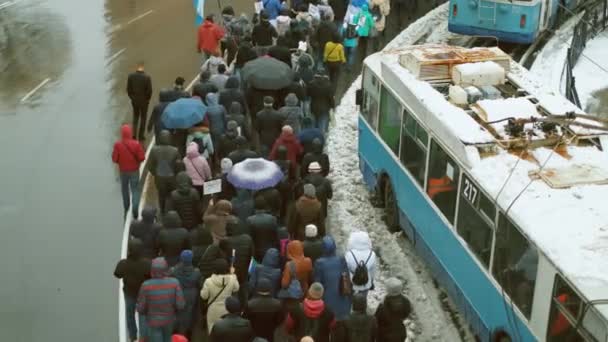 Marschierende Streikposten wütender russischer streikender Menschen. Unruhen in zivilen Städten. — Stockvideo