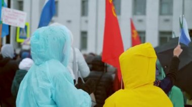 Yağmurluk giyen insanları protesto etmek. İsyan eylemcileri sarı mavi yağmurluklarla yürüyüşe geçti.