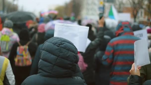 Enojado protestando a la gente en las calles. Demanda de reforma de justicia del gobierno ruso. — Vídeos de Stock