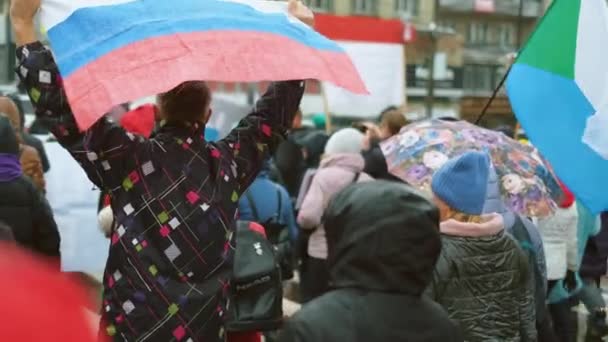 Das Schwenken der russischen Flagge bei einem Pro-Gerechtigkeit-Protest in Chabarowsk. Politische Kundgebung der Menschen — Stockvideo