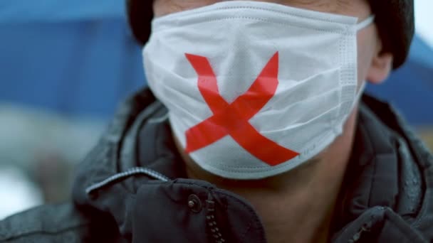 科维德19号示威者戴着面具站在红十字会面前。对Coronavirus的限制. — 图库视频影像