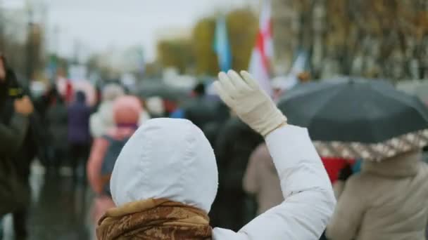 Cheerful and joyful harmless peace activists marching with waving hands in air. — Stock Video