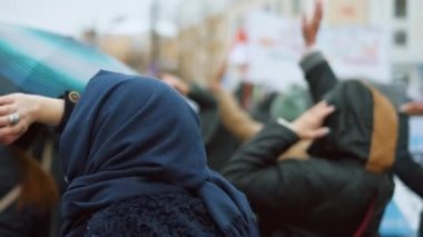 Protestocular kalabalık içinde yürüyüp el sallıyorlar. Huzurlu bir tören.