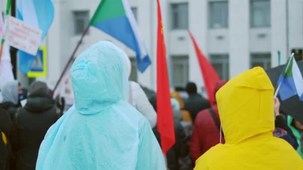 Протестували людей у дощовому пальто. Активісти бунту марширують у жовтих блакитних дощовиках. — стокове відео
