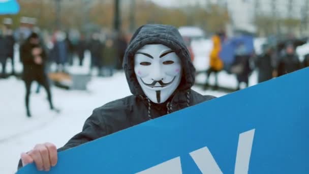 Anonyma protester i Guy Fawkes mask hålla strejk banner i händerna. Civila oroligheter — Stockvideo