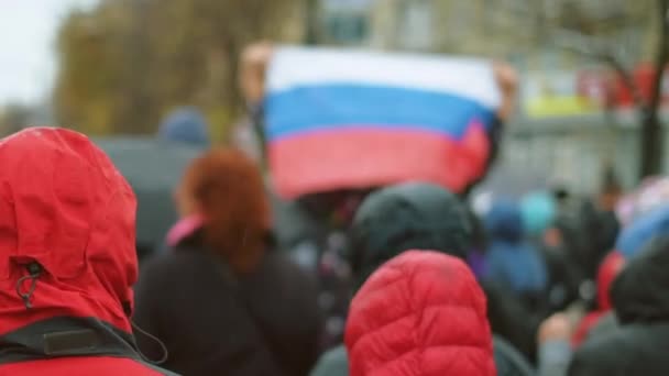 Zwaaien met de Russische vlag bij pro Justice protest in Khabarovsk. Politiek engagement van de mensen — Stockvideo