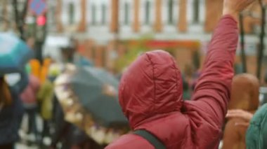 Barışçıl protestocular el sallıyor. Zararsız neşeli eylemciler.