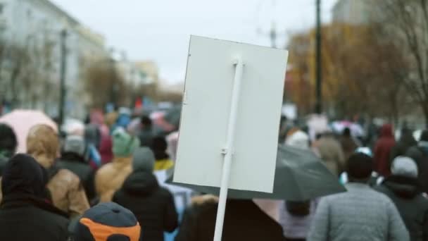 Protesteren tegen stadsmensen. Duitse rally. Anti-heimelijke restricties vreedzame mars. — Stockvideo