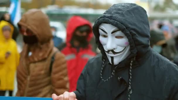 Stadens regeringsfientliga strejk. Anonym i Guy Fawkes mask går nerför gatan. — Stockvideo