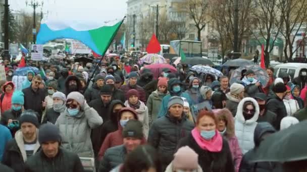 Marschierende Menge der russischen Opposition. Protest während Coronavirus-Sperrung. — Stockvideo