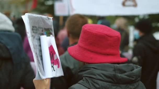 Aktivis politik wanita yang damai dengan spanduk di tangan berjalan di atas protes. — Stok Video