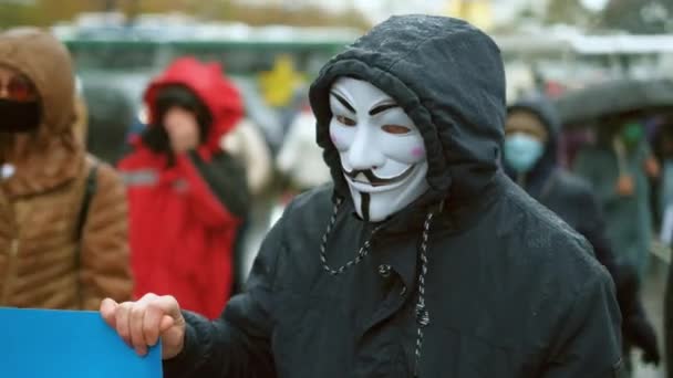 City anti-government strike. Anonym in Guy Fawkes mask walks down the street. — Stock Video