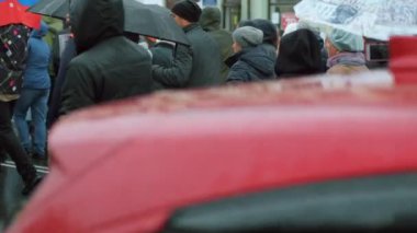 Rusya 'da bayrakları ve şemsiyeleri olan insanları protesto eden düz bir grev hattı..