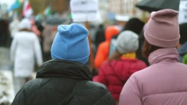 Özgürlük eylemcilerini protesto eden kadın. Sokaklarda kızgın Rusları toplamak..
