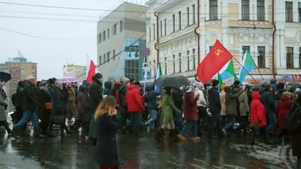 Politieke activisten marcheren in Khabarovsk, Rusland. Vreedzame politieke bijeenkomst. — Stockvideo