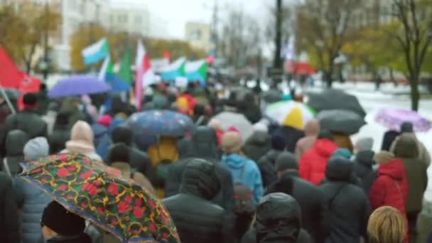 Rovná řada protestujících lidí s vlajkami a deštníky v Rusku. — Stock video