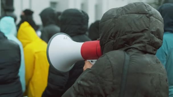 Мирний протестувальник промовляє до гучномовця мегафон. Страйк на вулицях міста. — стокове відео