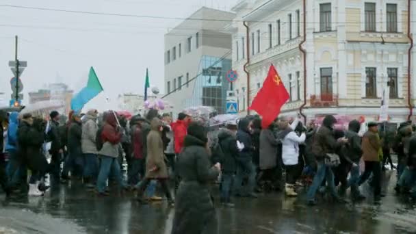 Politieke activisten marcheren in Khabarovsk, Rusland. Vreedzame politieke bijeenkomst. — Stockvideo