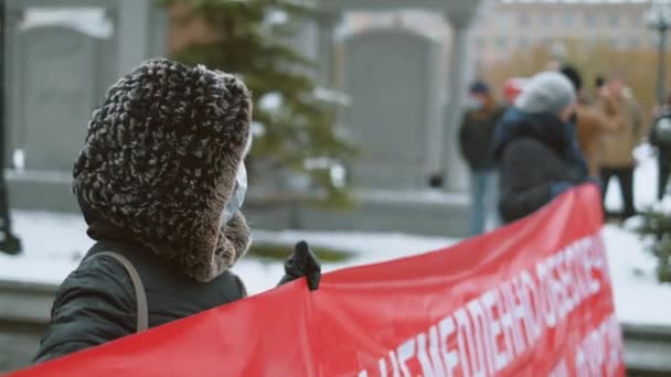 拉力赛活动分子手持标语牌站在那里。抗议者手里拿着政治横幅. — 图库视频影像