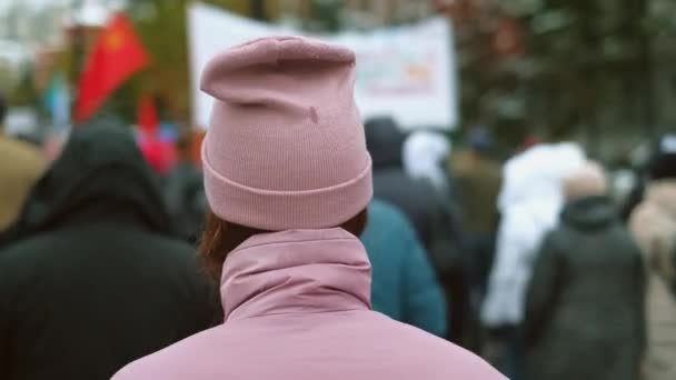 Kvinnlig protestaktivist på gång. Politisk strejk strejk strejk strejk linje marschera människor — Stockvideo
