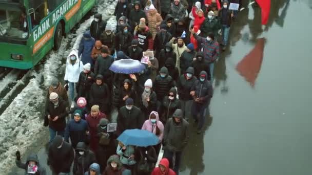 Berjalan kerumunan aktivis politik damai di Rusia. Aktivisme opisional. — Stok Video