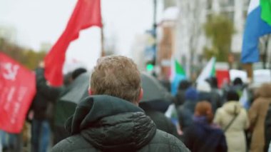 Devrimci sokaklarda yürüyen komünizm işçileri. Kızıl sosyalist bayrakları ellerinde