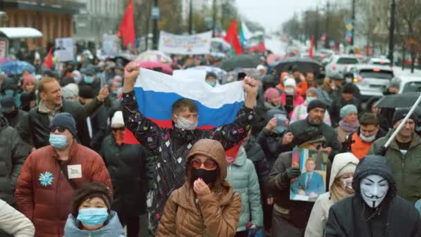 Russische friedliche Demonstranten marschieren durch die Straßen. Kundgebung in Russland. — Stockvideo