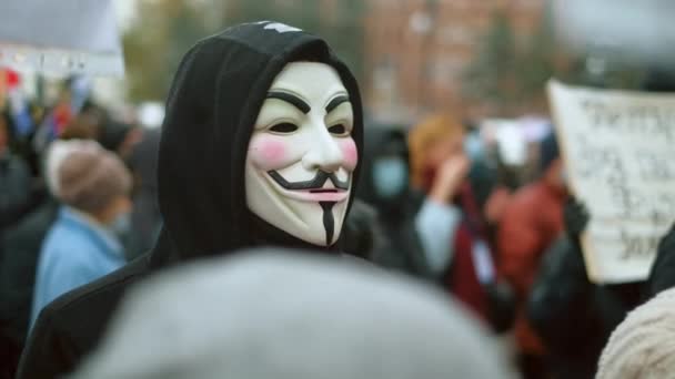Europa Oriental protestando contra a massa de pessoas. Marchando anônimo em Guy Fawkes máscara. — Vídeo de Stock