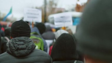 Rus halkı siyasi mitingde. Doğu Avrupalıları protesto etmek. Öfkeli toparlanma.