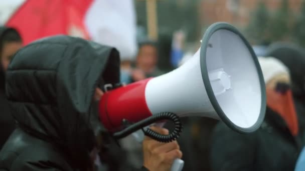 Dissatisfied protesting female talks with megaphone. Non violent city strikes. — Stock Video