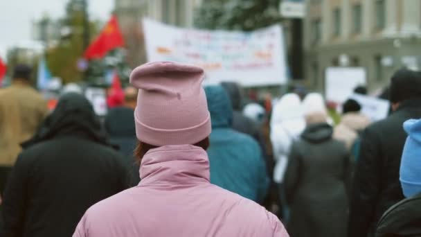 Европейская протестующая женщина на городской площади. Толпа отвратительных улиц. Социальные волнения — стоковое видео