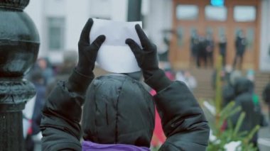 Halkı protesto eden toplu pankartlar talep ediyor. Siyasi pankartlar grevde. Şehir grevi