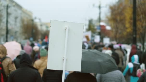 Протестующие против городских жителей. Польский митинг. Антиковидовые ограничения. — стоковое видео