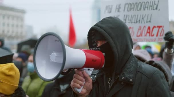 Friedlicher russischer Aktivist für männliche Freiheit, der ins Megafon spricht. Lautsprecher-Mikrofon — Stockvideo
