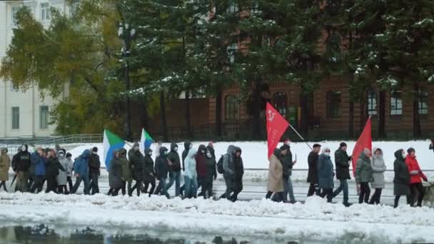 Una multitud ambulante de activistas políticos pacíficos en Rusia. Activismo opositor. — Vídeo de stock